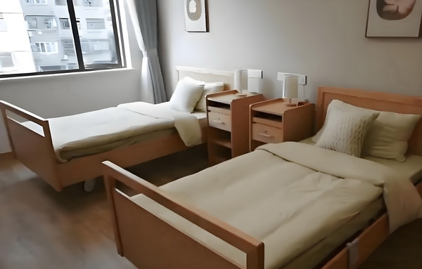 53岁朱茵住山里开破车？